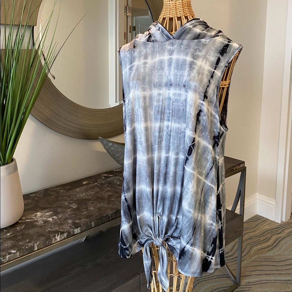 Blumin Apparel sleeveless hoodie front tie. 2XL